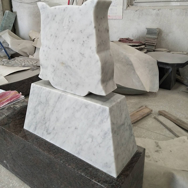 Monument en forme de temple en marbre blanc polonais de bonne qualité